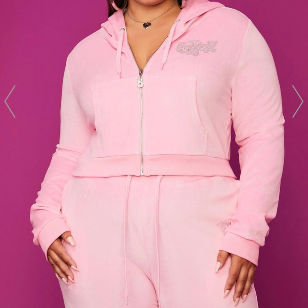 Dolls Kill x Bratz 💖
KEEP IT GLOSSY VELOUR JACKET